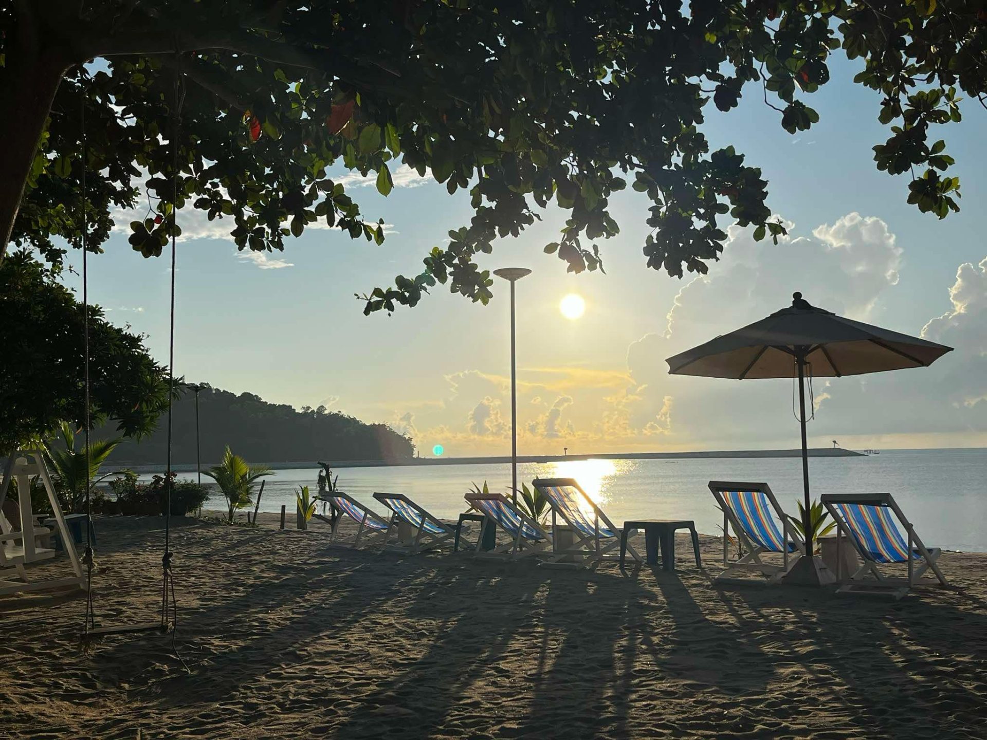 พระอาทิตย์ขึ้นริมหาดบ้านกรูด